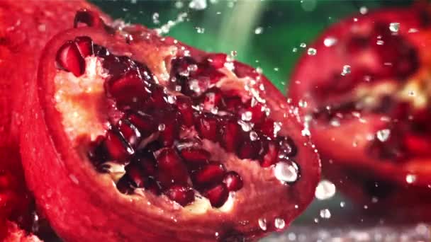 Dešťové Kapky Padají Čerstvé Granátové Jablko Natočeno Vysokorychlostní Kameře Rychlostí — Stock video