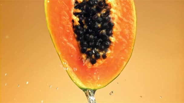 Verse Tropische Papaya Met Druppels Spatten Water Gefilmd Een Hoge — Stockvideo