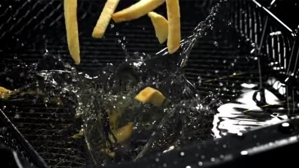 Las Patatas Fritas Caen Aceite Caliente Filmado Una Cámara Alta — Vídeo de stock
