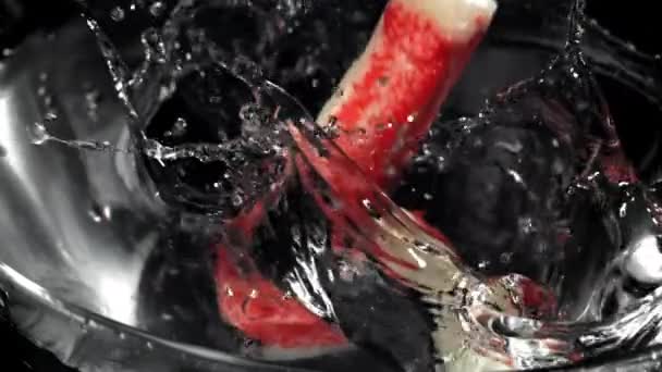 Krabí Tyčinky Padají Vody Natočeno Vysokorychlostní Kameře Rychlostí 1000 Snímků — Stock video