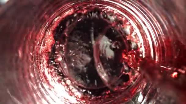 Κόκκινο Κρασί Χύνεται Ένα Ποτήρι Στο Πάνω Μέρος Τραβήχτηκε Κάμερα — Αρχείο Βίντεο