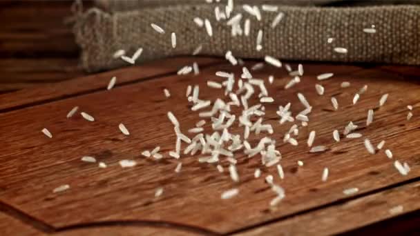 Des Grains Riz Tombent Sur Une Planche Découper Bois Filmé — Video