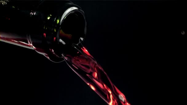 Бутылки Наливают Красное Вино Снято Высокоскоростную Камеру Скоростью 1000 Кадров — стоковое видео