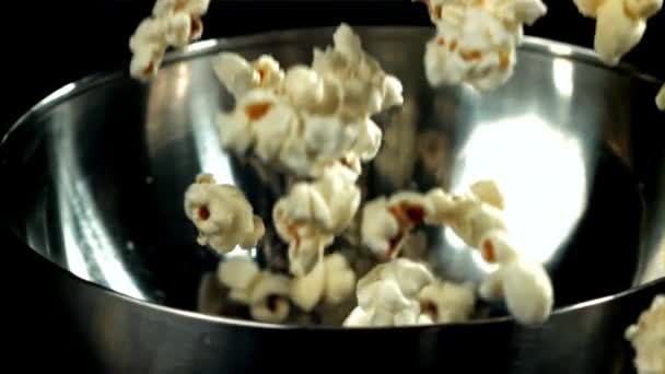 Popcorn Valt Een Grote Kom Gefilmd Een Hoge Snelheidscamera Met — Stockvideo