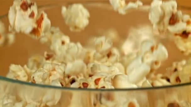 Pop Corn Tombe Dans Grand Bol Filmé Par Une Caméra — Video