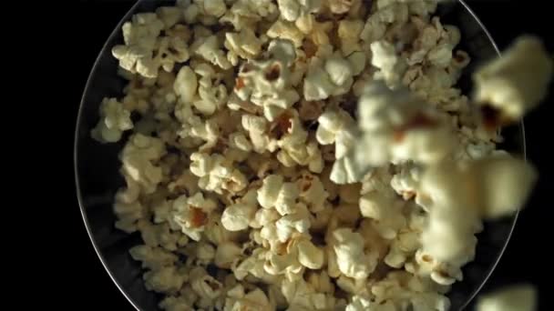 Popcorn Fällt Eine Große Schüssel Gefilmt Mit Einer Hochgeschwindigkeitskamera Bei — Stockvideo