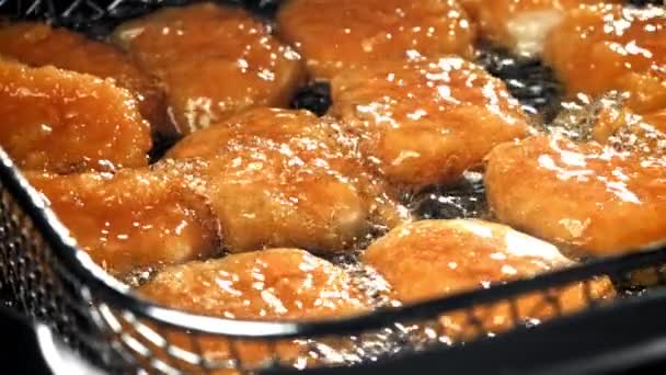 Nugget Ayam Digoreng Dalam Minyak Difilmkan Pada Kamera Berkecepatan Tinggi — Stok Video