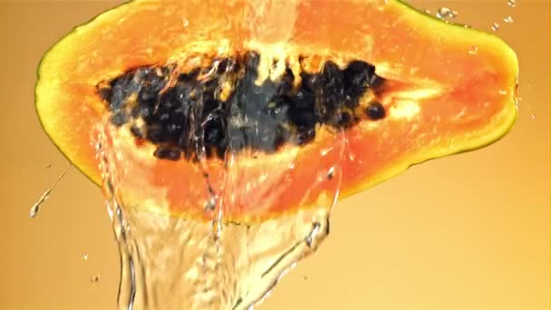 新鲜的热带木瓜 有水滴和水花 在1000英尺每秒的高速相机上拍摄 优质Fullhd影片 — 图库视频影像