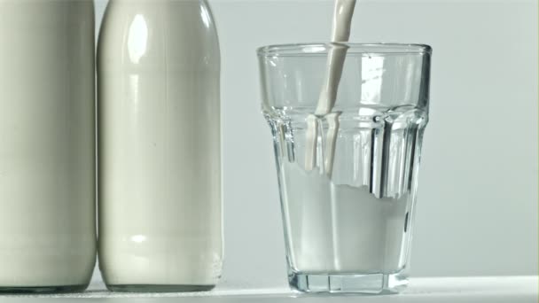 Свежее Молоко Наливают Стакан Белом Фоне Снято Высокоскоростную Камеру Скоростью — стоковое видео