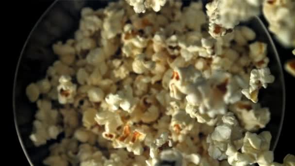 Popcorn Fällt Eine Große Schüssel Gefilmt Mit Einer Hochgeschwindigkeitskamera Bei — Stockvideo