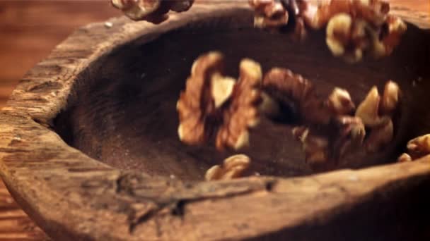 Orzechy Włoskie Wpadają Drewnianej Miski Nagranie Szybkiej Kamerze Prędkością 1000 — Wideo stockowe
