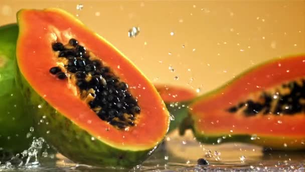 Papaya Tropicală Proaspătă Picături Stropi Apă Filmat Cameră Mare Viteză — Videoclip de stoc