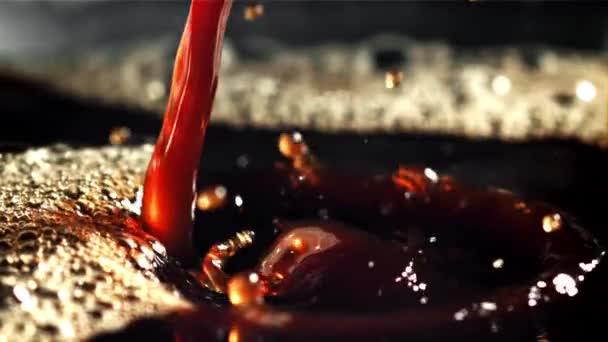 Ένα Ρεύμα Μαύρου Καφέ Πιτσιλιές Τραβήχτηκε Κάμερα Υψηλής Ταχύτητας Στα — Αρχείο Βίντεο