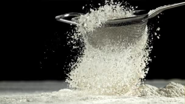 小麦粉は包帯を通してふるまわれます 黒い背景に 1000Fpsで高速カメラで撮影しました 高品質のフルHd映像 — ストック動画