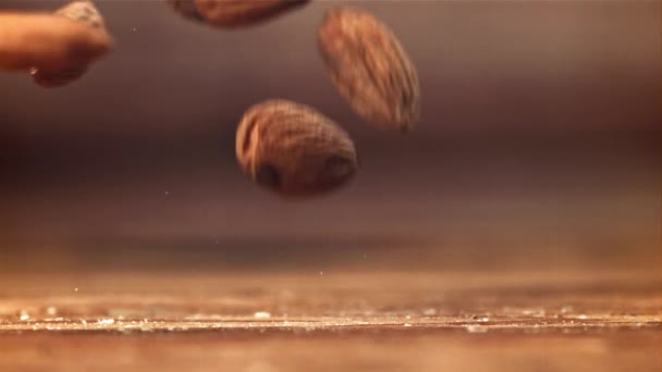 Миндаль Падает Стол Снято Высокоскоростную Камеру Скоростью 1000 Кадров Секунду — стоковое видео