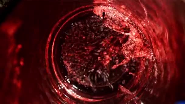Vin Rouge Est Versé Dans Verre Vue Dessus Filmé Par — Video