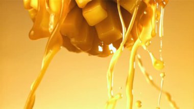 Meyve suyu dilimlenmiş mango meyvesinin içinden akar. 1000 fps 'de yüksek hızlı bir kamerayla çekildi. Yüksek kaliteli FullHD görüntüler