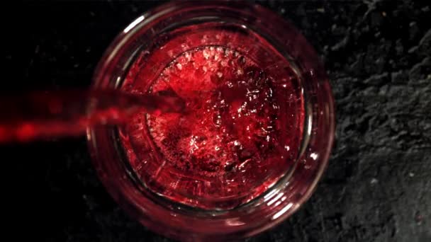 Vino Rosso Viene Versato Bicchiere Vista Dall Alto Girato Una — Video Stock