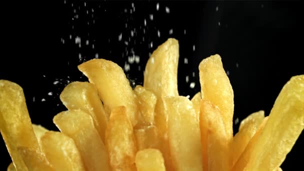 Αλάτι Πέφτει Στις Τηγανητές Πατάτες Τραβήχτηκε Κάμερα Υψηλής Ταχύτητας Στα — Αρχείο Βίντεο