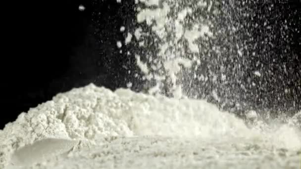小麦粉は台所のテーブルに落ちている 1000Fpsで高速カメラで撮影しました 高品質のフルHd映像 — ストック動画