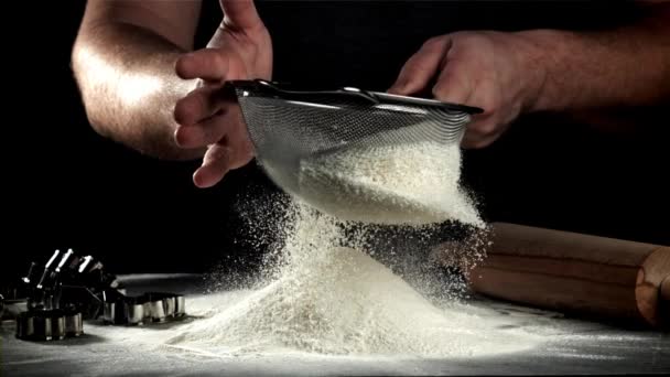 料理人は小麦粉をシフトする 1000Fpsで高速カメラで撮影しました 高品質のフルHd映像 — ストック動画