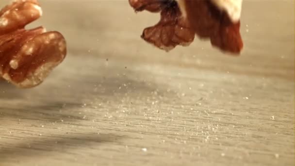 Ořechy Padají Stůl Natočeno Vysokorychlostní Kameře Rychlostí 1000 Snímků Sekundu — Stock video