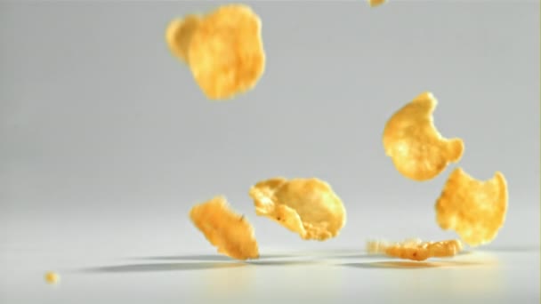 Corn Vlokken Vallen Witte Achtergrond Gefilmd Een Hoge Snelheidscamera Met — Stockvideo