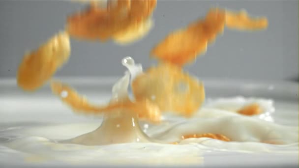 コーンフレークがミルクに落ちる 1000Fpsで高速カメラで撮影しました 高品質のフルHd映像 — ストック動画