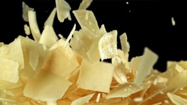 Parmesan peyniri uçar ve düşer. 1000 fps 'de yüksek hızlı bir kamerayla çekildi. Yüksek kaliteli FullHD görüntüler