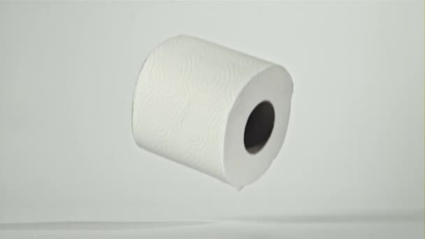 Toilettenpapier Fällt Auf Den Tisch Auf Weißem Hintergrund Gefilmt Mit — Stockvideo