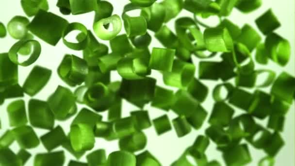 Cebolas Verdes Fatiadas Voam Caem Filmado Uma Câmera Alta Velocidade — Vídeo de Stock