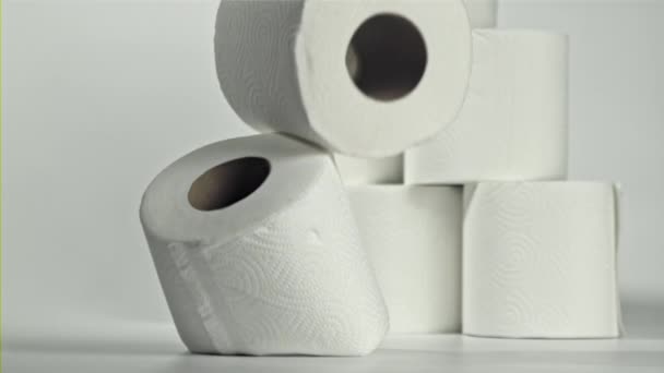 Papier Toaletowy Padający Stół Białym Tle Nagranie Szybkiej Kamerze Prędkością — Wideo stockowe