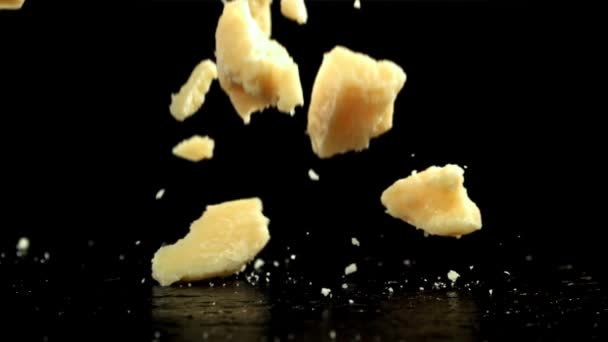 Сыр Пармезан Падает Черный Фон Снято Высокоскоростную Камеру Скоростью 1000 — стоковое видео