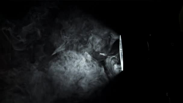 在演播室里抽烟用的是灯火机在1000英尺每秒的高速相机上拍摄 优质Fullhd影片 — 图库视频影像