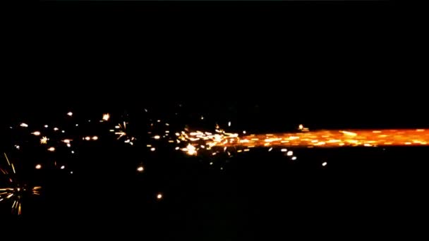 明るい炎が火花で燃えている 1000Fpsで高速カメラで撮影しました 高品質のフルHd映像 — ストック動画