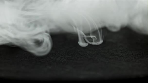 Dichter Weißer Rauch Gefilmt Mit Einer Hochgeschwindigkeitskamera Bei 1000 Fps — Stockvideo