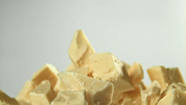 Stukjes Witte Chocolade Vliegen Omhoog Vallen Naar Beneden Gefilmd Een — Stockvideo