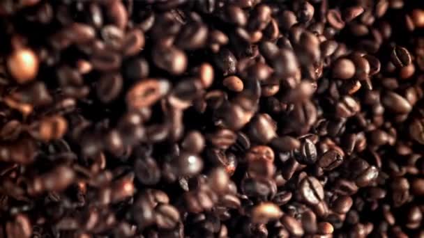 Kaffeebohnen Fliegen Auf Und Gefilmt Mit Einer Hochgeschwindigkeitskamera Bei 1000 — Stockvideo