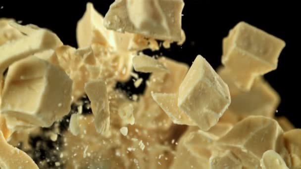 Beyaz Çikolata Parçaları Uçar Düşer 1000 Fps Yüksek Hızlı Bir — Stok video