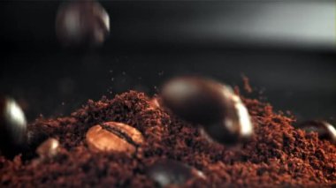 Fasulyeler öğütülmüş kahveye düşer. 1000 fps 'de yüksek hızlı bir kamerayla çekildi. Yüksek kaliteli FullHD görüntüler