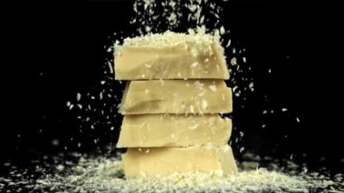 Parçalanmış beyaz çikolata, çikolata parçalarından bir kuleye düşer. 1000 fps 'de yüksek hızlı bir kamerayla çekildi. Yüksek kaliteli FullHD görüntüler