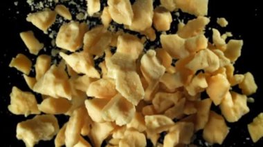 Parmesan peyniri uçar ve düşer. 1000 fps 'de yüksek hızlı bir kamerayla çekildi. Yüksek kaliteli FullHD görüntüler