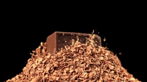 Stukjes Chocolade Vallen Geraspte Chocolade Gefilmd Een Hoge Snelheidscamera Met — Stockvideo