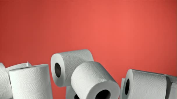 Papier Toaletowy Leci Górę Spada Czerwonym Tle Nagranie Szybkiej Kamerze — Wideo stockowe