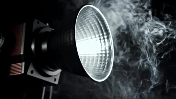Stüdyoda Işıklandırma Projektörüyle Sigara Içmek 1000 Fps Yüksek Hızlı Bir — Stok video