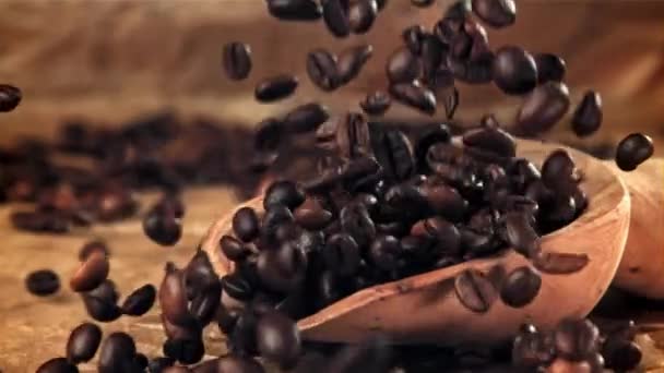 Grãos Café Caem Uma Colher Filmado Uma Câmera Alta Velocidade — Vídeo de Stock