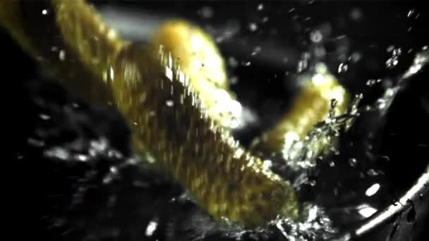 Pepinos Conservados Escabeche Caem Com Salpicos Filmado Uma Câmera Alta — Vídeo de Stock