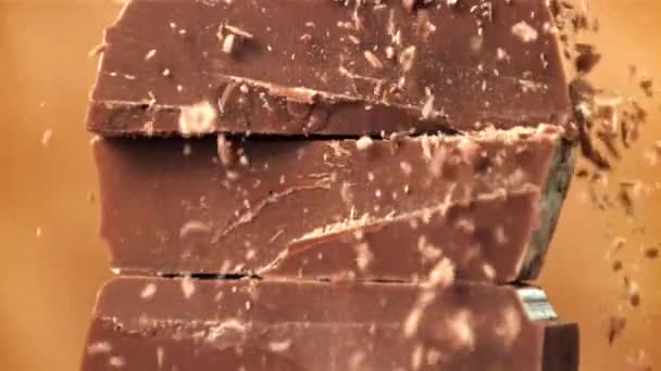 Ciocolata Rasă Cade Felii Ciocolată Filmat Cameră Mare Viteză 1000 — Videoclip de stoc