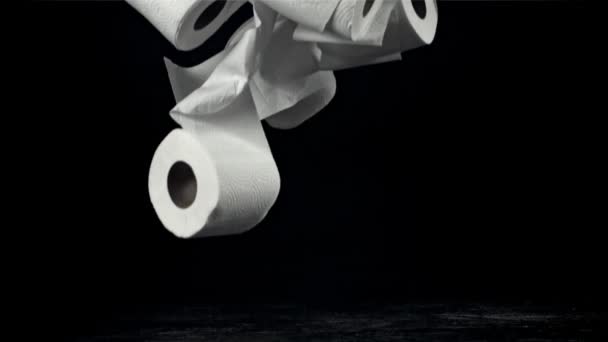 Туалетная Бумага Падает Стол Черном Фоне Снято Высокоскоростную Камеру Скоростью — стоковое видео