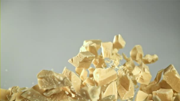Des Morceaux Chocolat Blanc Volent Tombent Filmé Par Une Caméra — Video